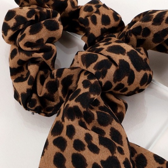 ❗️Two Left❗️Cheetah Hair Scrunchie/Scarf - Picture 2 of 3